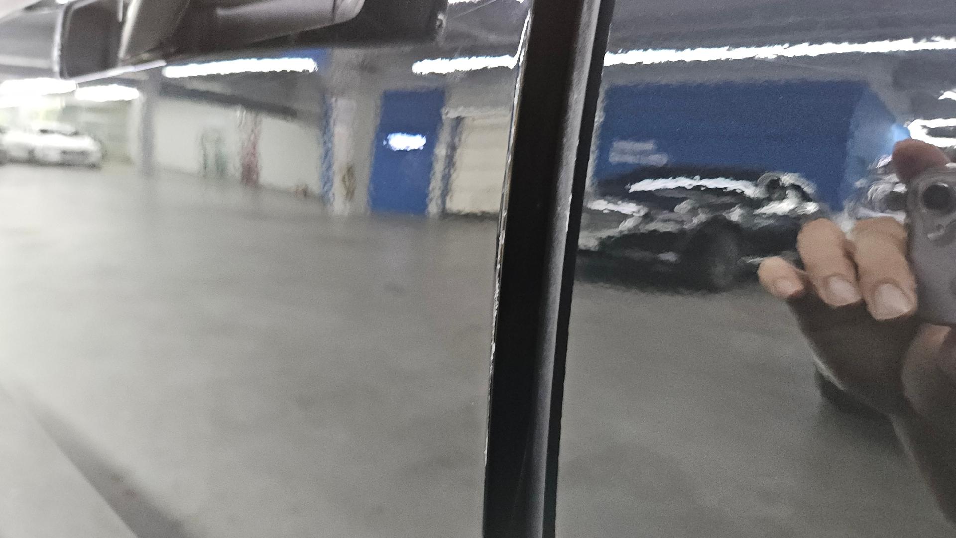 운전석 앞 도어(외부) · 스크래치가 있습니다.