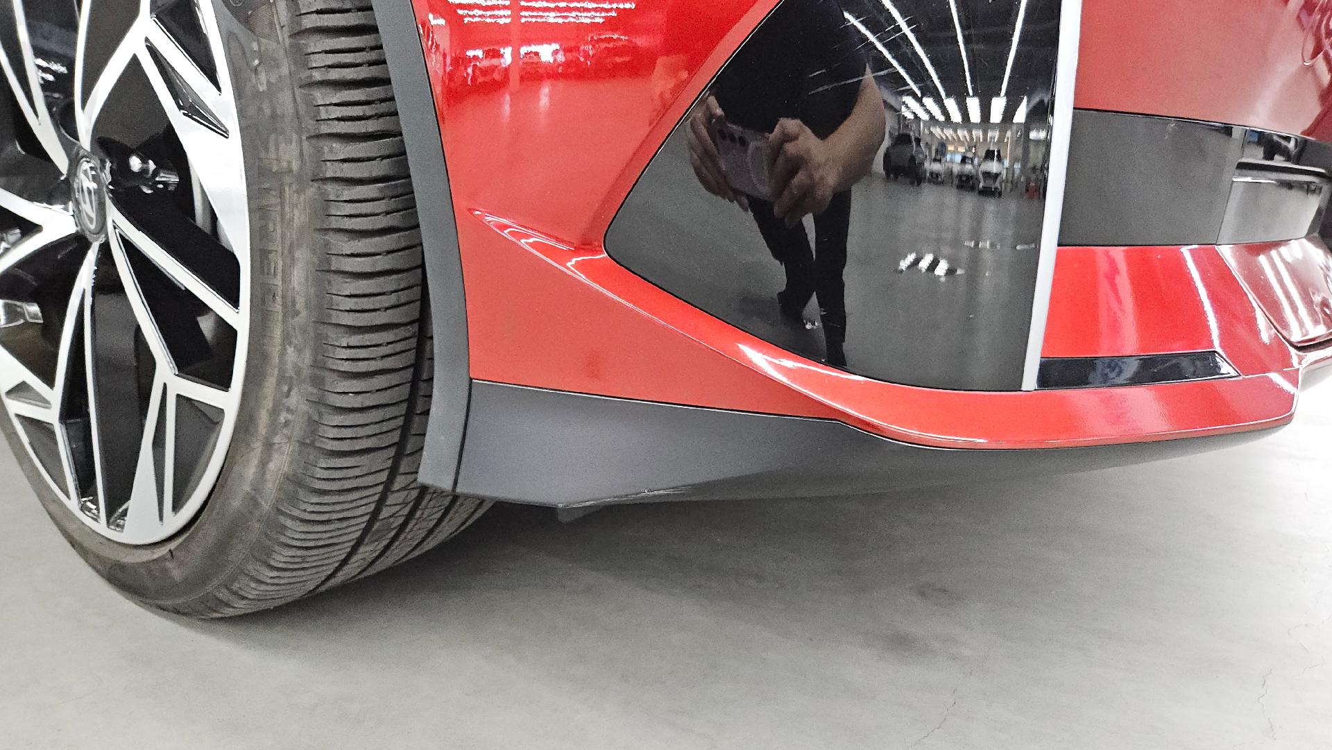 앞 범퍼 · 스크래치가 있습니다.
