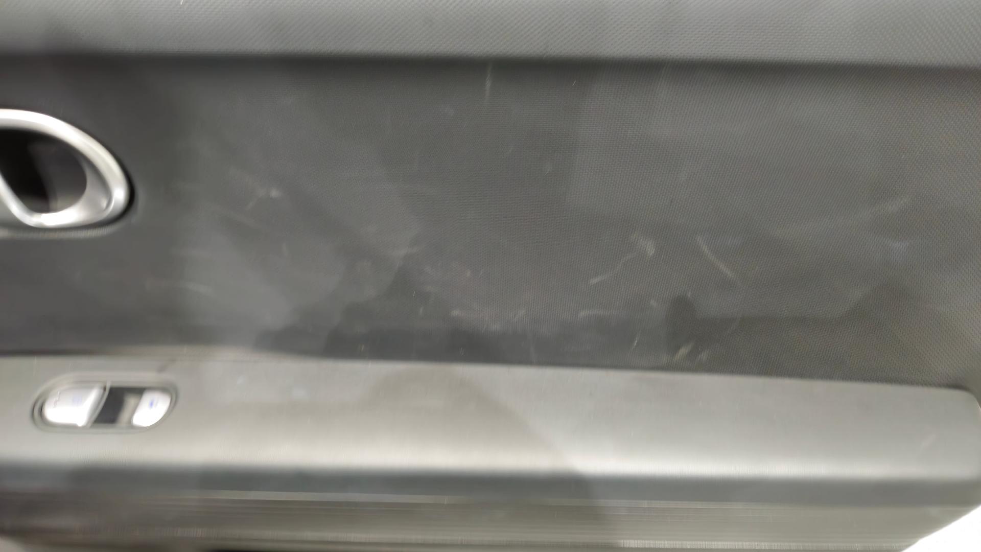 조수석 뒤 도어(실내) · 오염된 부위가 있습니다.