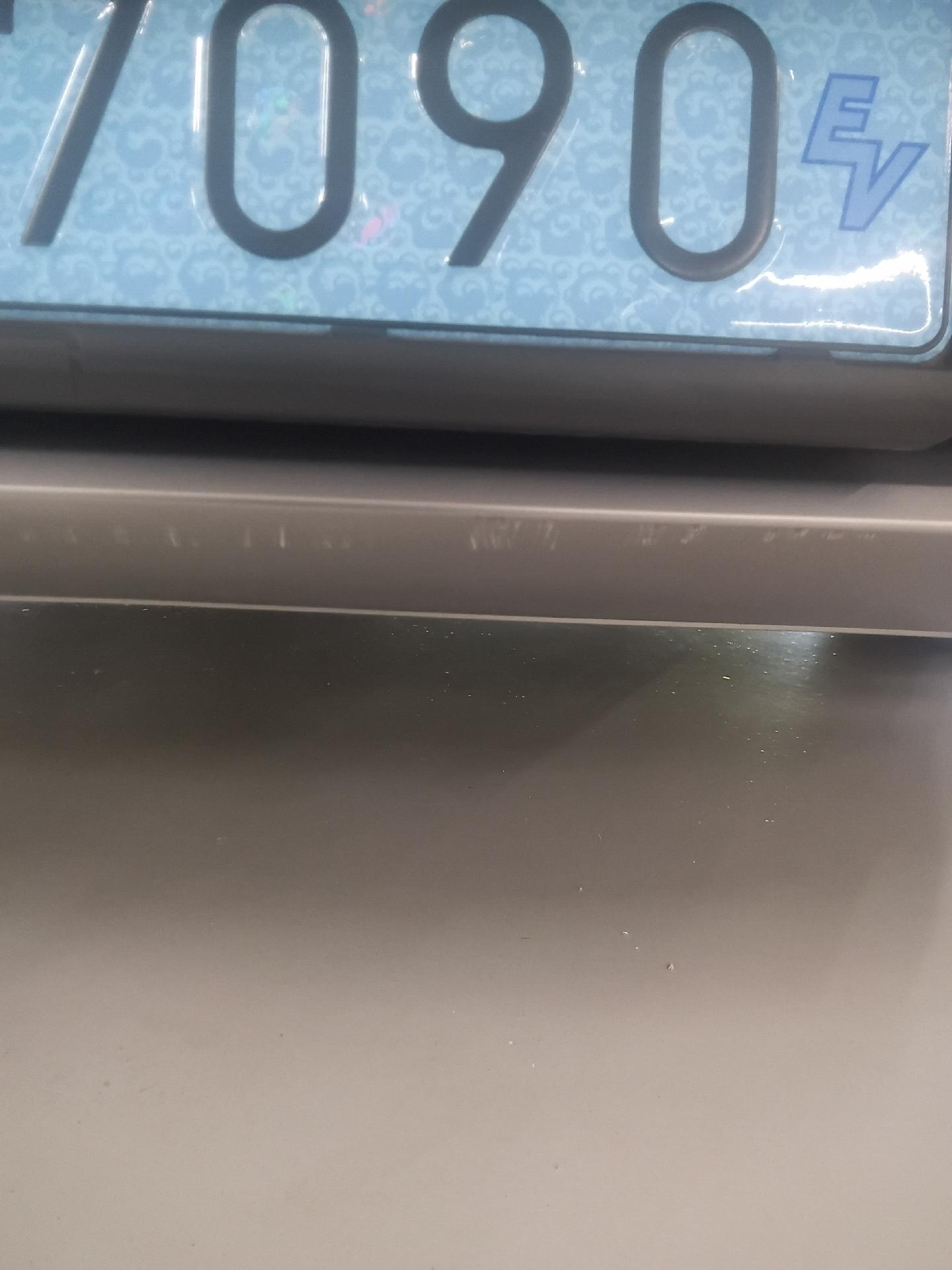 뒤 범퍼 · 스크래치가 있습니다.